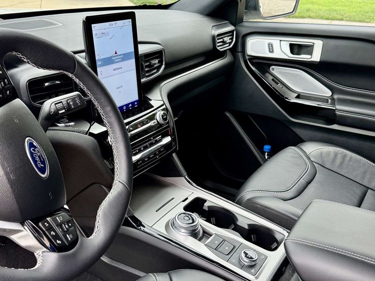 2023-ford-explorer-image-10