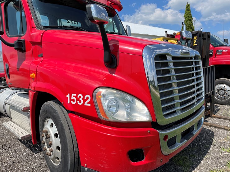 #6246-•-2011-freightliner-cascadia-semi-tractor-(has-wi-title)-image-13