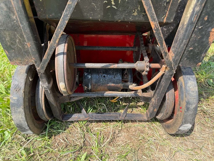 new-london-electric-caterpillar-on-wheels-image-8