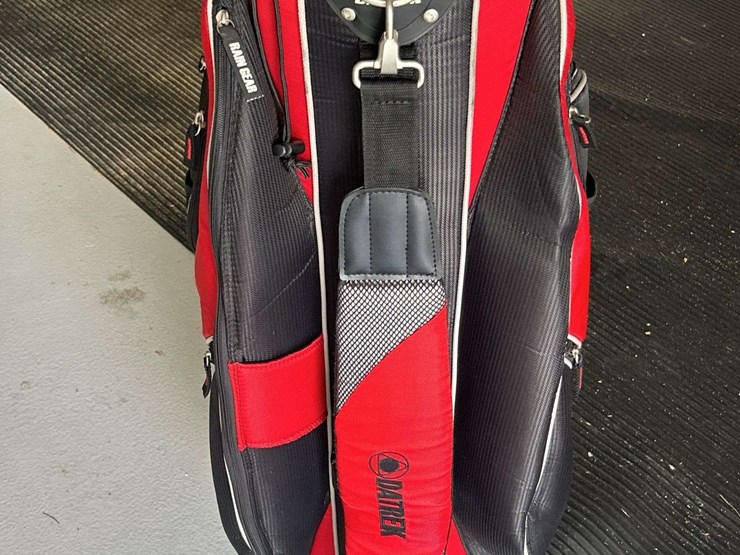 budweiser-golf-bag-&-spalding-clubs-image-7