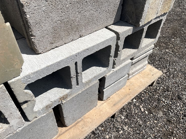#6339-•-approx.-(30)-cinder-blocks-image-8