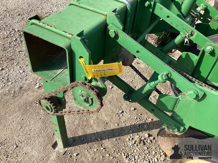 john-deere-2r30"-3-pt-planter-image-10