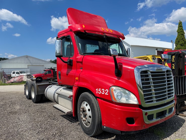 #6246-•-2011-freightliner-cascadia-semi-tractor-(has-wi-title)-image-3