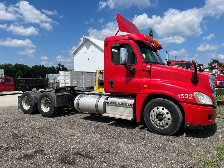 #6246-•-2011-freightliner-cascadia-semi-tractor-(has-wi-title)-image-4