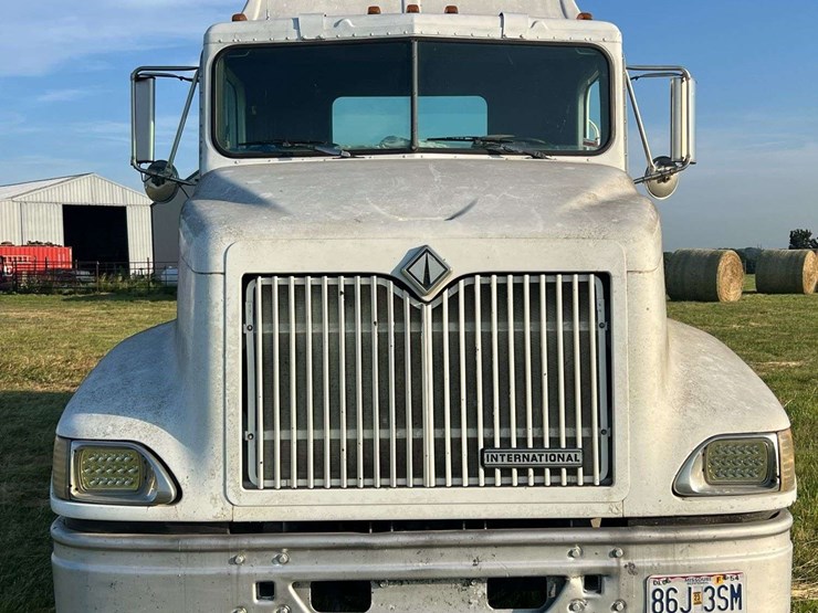 international-semi-with-flatbed-image-7