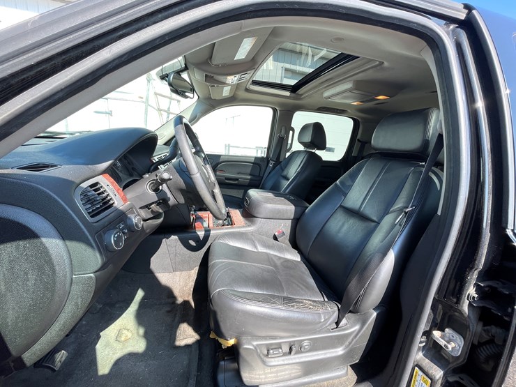 #6288-•-2008-chevy-suburban-(has-wi-title)-image-9