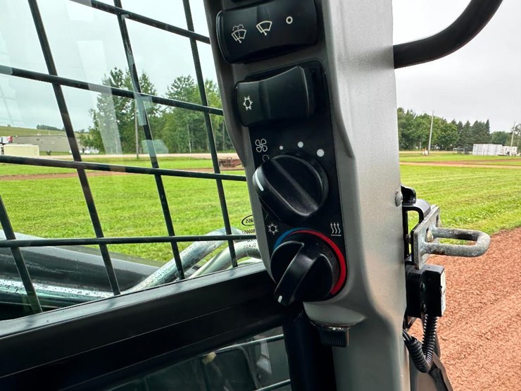 2021-new-holland-l334-image-34