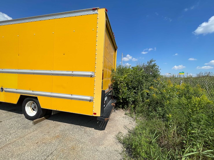 #1296-•-2012-gmc-savana-box-truck-(has-wi-title)-(of)-image-4