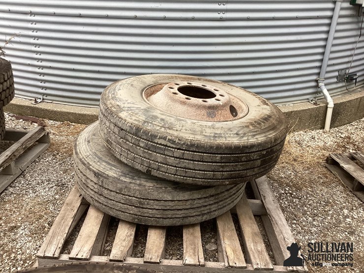 11r22.5-tires-&-rims-image-2