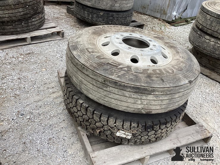 11r22.5-tires-&-rims-image-3