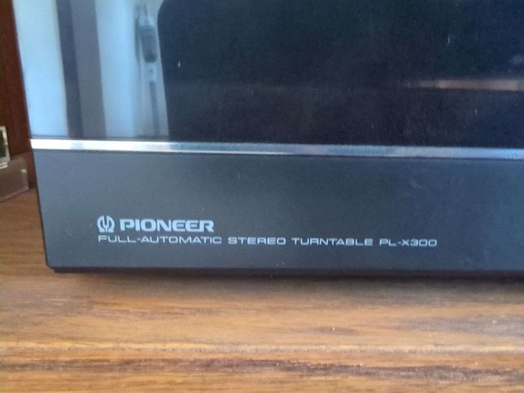 vintage-pioneer-complete-audio-system-lot---receiver/turntable/cd/tape/tuner-and-speakers-with-cabinet-image-9
