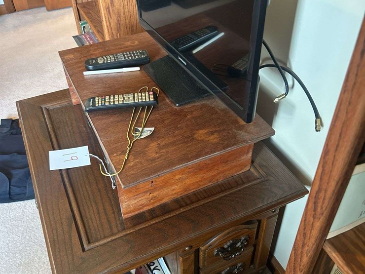 2017-samsung-tv,-jvc-vcr,-and-contents-image-5