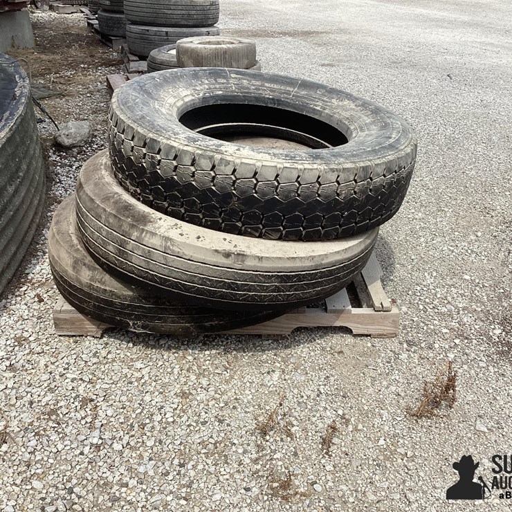 11R24.5 Tires