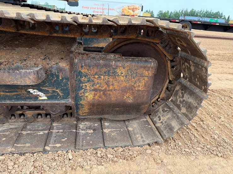 2013-hyundai-hx145-lcr-image-15