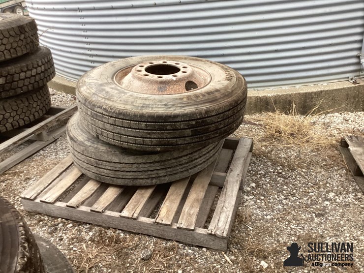 11r22.5-tires-&-rims-image-1