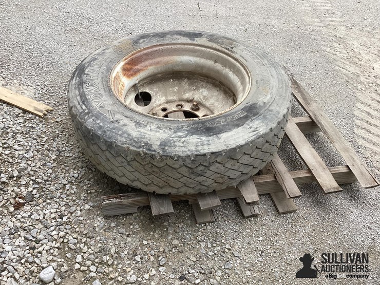 285/75r24.5-tire-&-rim-image-7