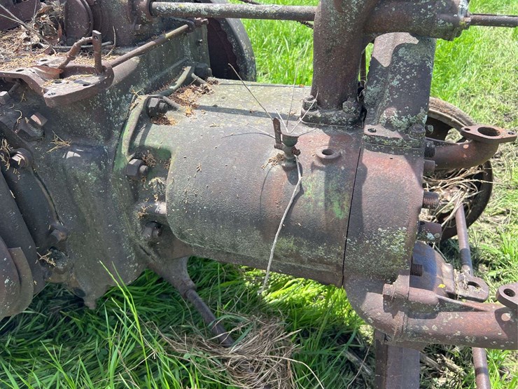 john-deere-unstyled-model-d-image-17