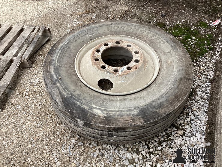 11r22.5-tire-&-rim-image-4