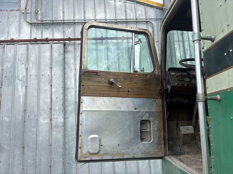 white-freightliner-cabover-semi-image-131