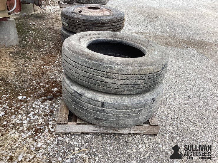 305/70r22.5-tires-&-rim-image-3