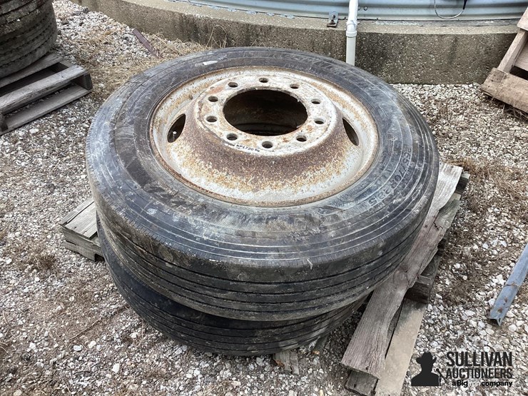 255/70r22.5-tires-&-rims-image-1
