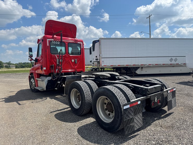 #6246-•-2011-freightliner-cascadia-semi-tractor-(has-wi-title)-image-59