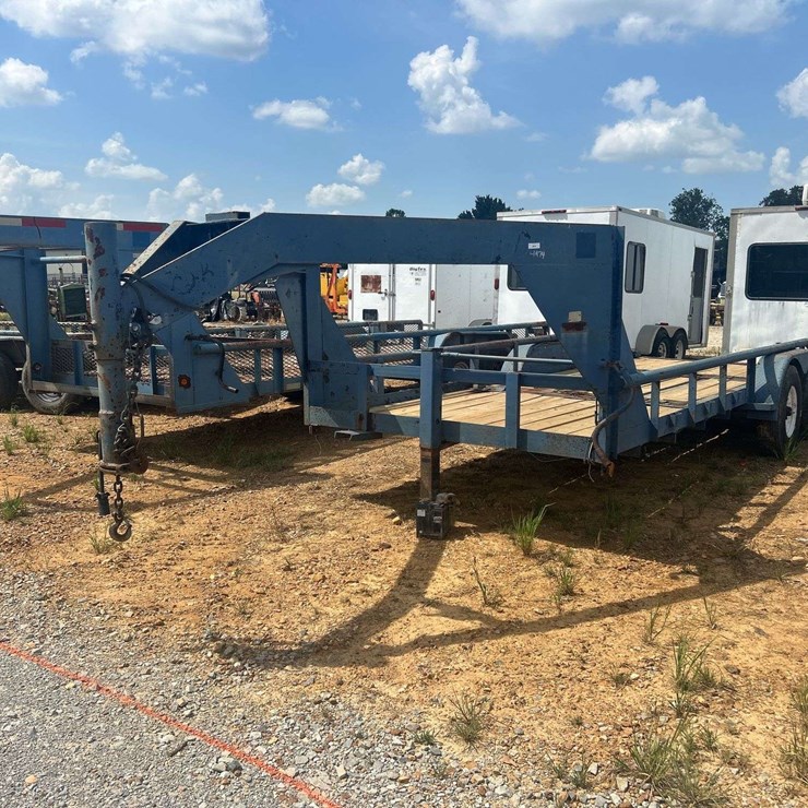 2009 82" X 20' T/A Gooseneck Trailer