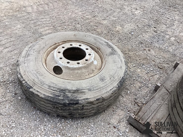 11r22.5-rim-&-tire-image-6