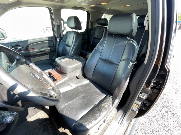 #6288-•-2008-chevy-suburban-(has-wi-title)-image-11