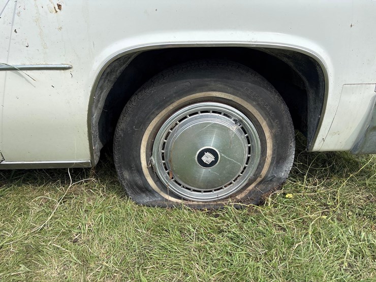 cadillac-deville-sedan-image-27