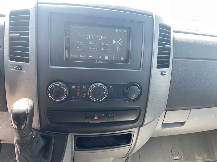 2011-freightliner-sprinter-3500-image-32
