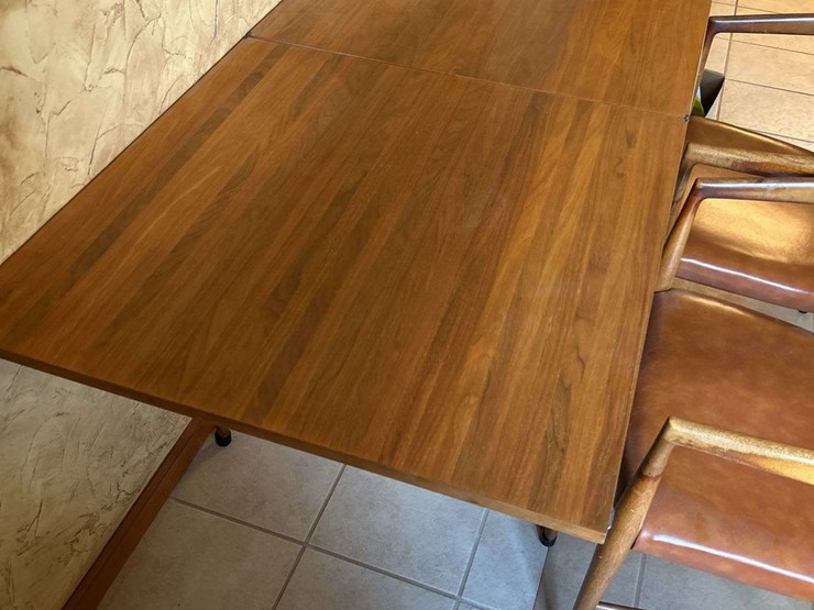 hendriden-heritage-table-and-two-chairs-image-6