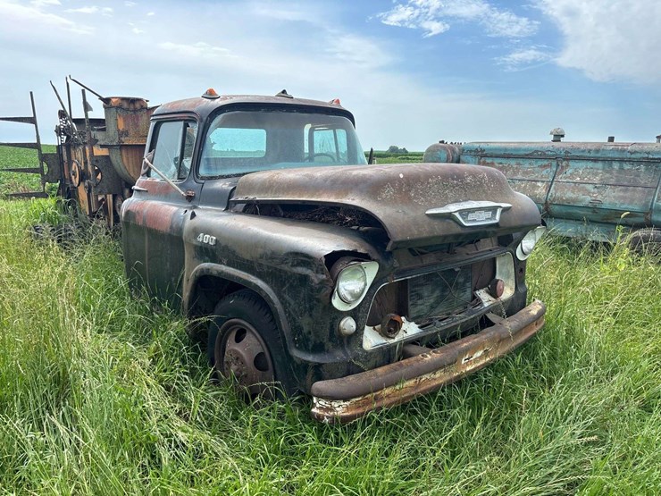 chevy-400-truck-with-minneapolis-moline-corn-sheller-image-3
