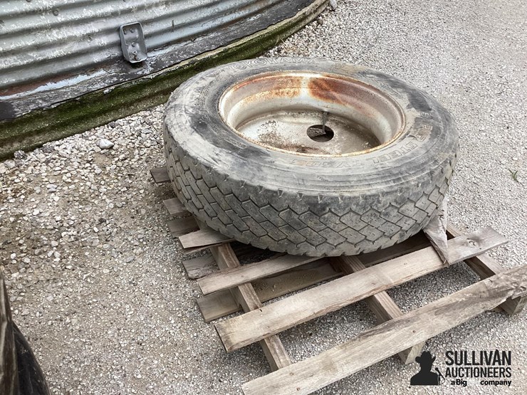 285/75r24.5-tire-&-rim-image-8