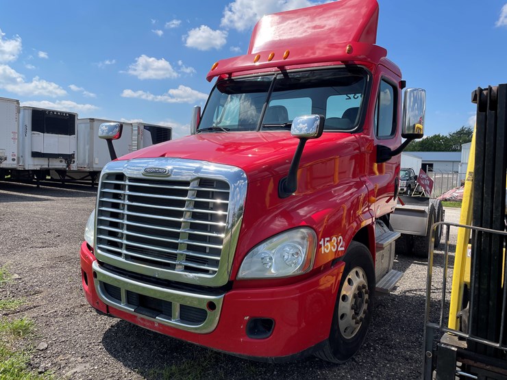 #6246-•-2011-freightliner-cascadia-semi-tractor-(has-wi-title)-image-1