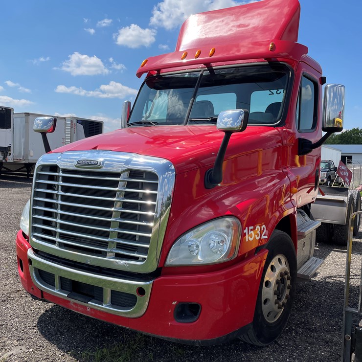 #6246 • 2011 Freightliner Cascadia Semi Tractor (Has WI Title)