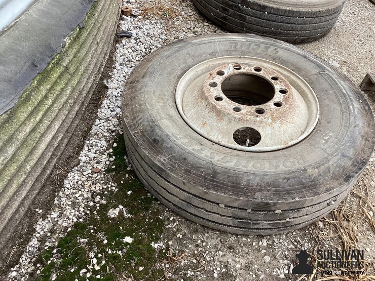 11r22.5-tire-&-rim-image-6
