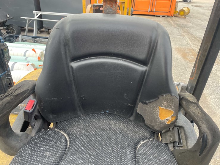 #1366-•-yale-5000-lb.-capacity,-pneumatic-forklift-(o3)-image-11