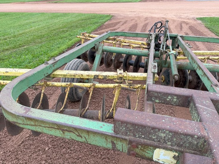 john-deere-210-image-24