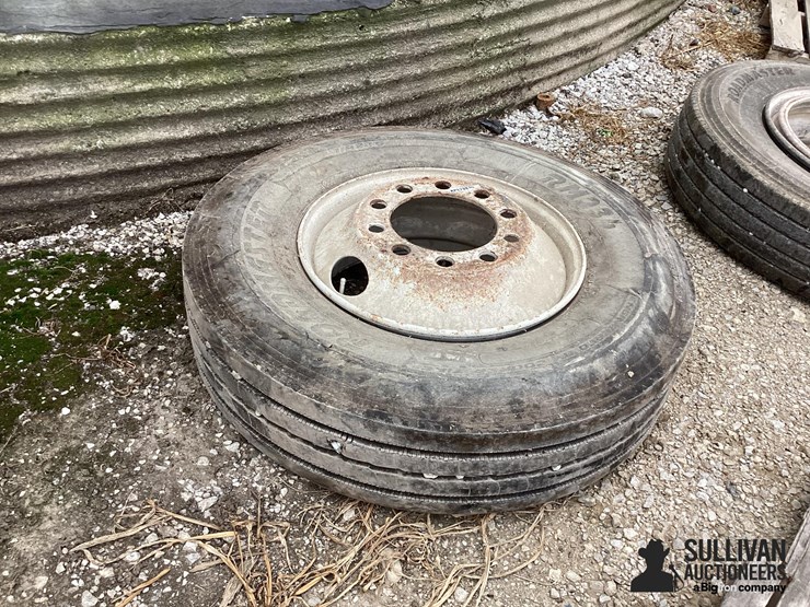 11r22.5-tire-&-rim-image-2