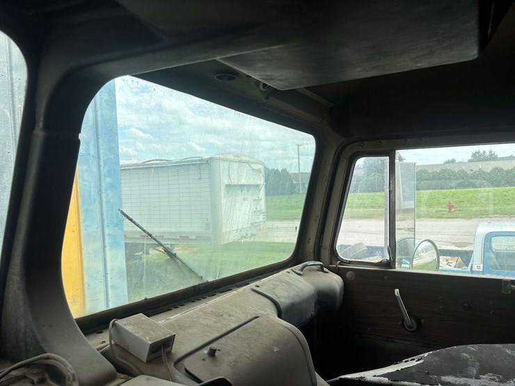 white-freightliner-cabover-semi-image-133