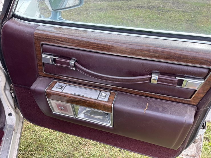cadillac-deville-sedan-image-24