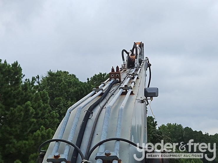 2011-deere-250g-lc-image-45