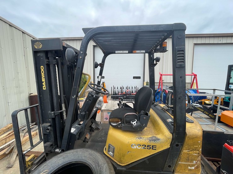 #1365-•-daewoo-5000-lb.-capacity-forklift-(o2)-image-3