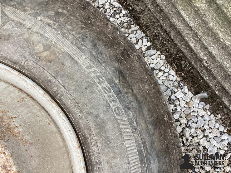 11r22.5-tire-&-rim-image-10