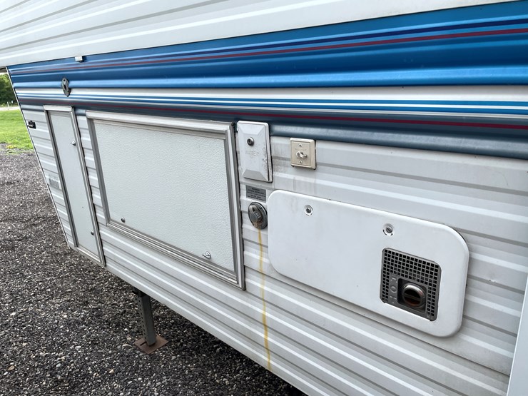 #6294-•-1995-prowler-5th-wheel-travel-trailer-(has-wi-title)-image-10