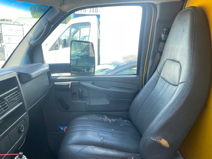 #1296-•-2012-gmc-savana-box-truck-(has-wi-title)-(of)-image-33