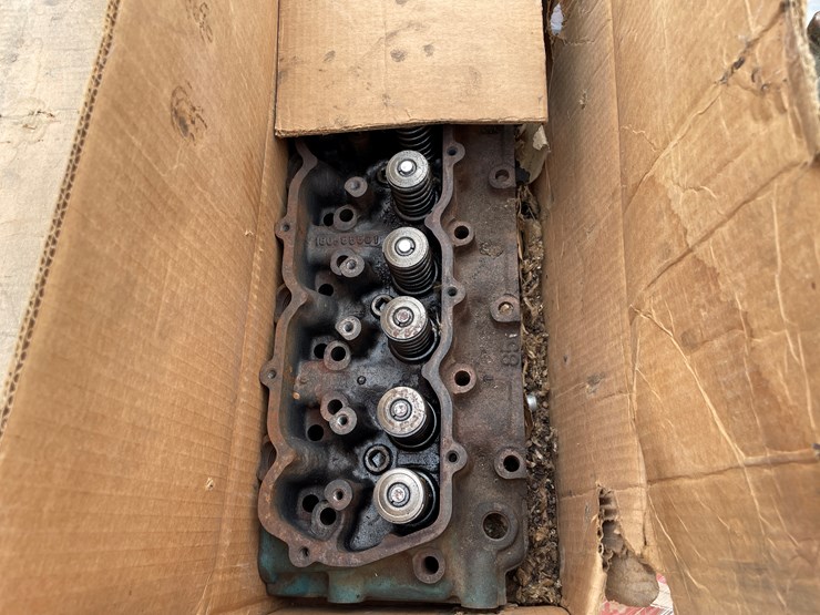 #6404-•-pallet-of-truck-parts-image-7