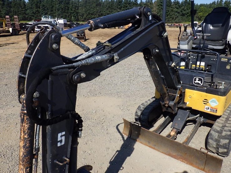 2019-deere-17g-image-12