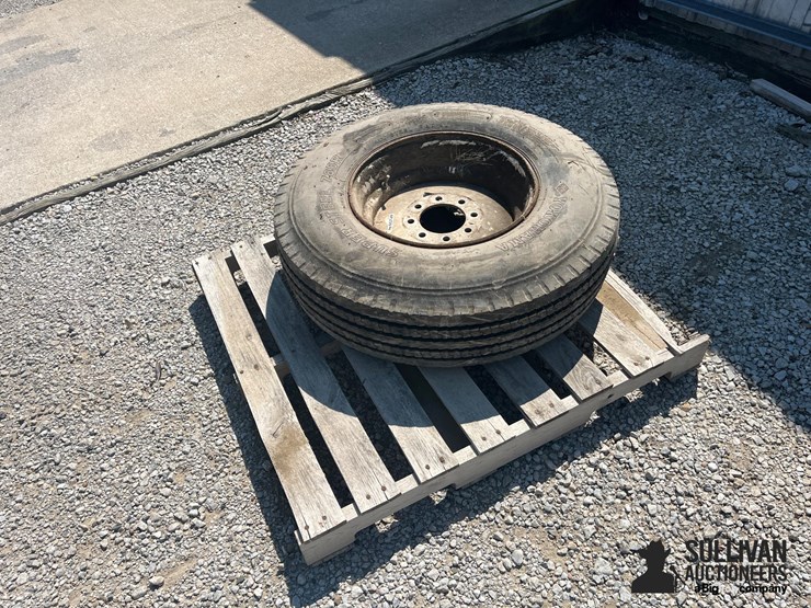 10r17.5-tire-&-rim-image-7